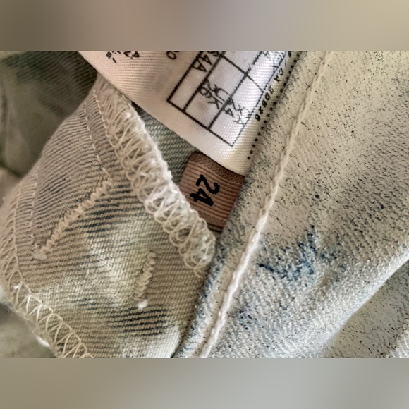 NWOT Guess Jeans in Distressed - Picture 6 of 7